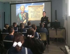 Старшина 2-й статьи Георгий ОЛЬХОВИК проводит занятие с воспитанниками одного из военно-патриотических клубов Приморья.