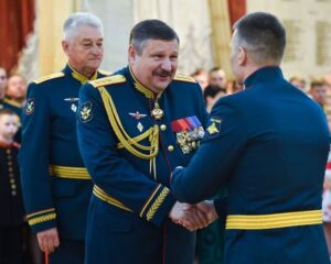 Бережно храня и умножая оперативный опыт.