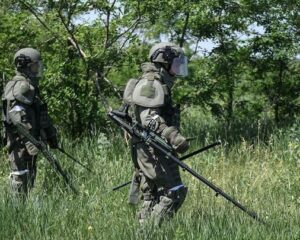 Шаг за шагом ликвидируют опасность.