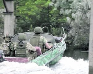 Подставили армейское плечо.