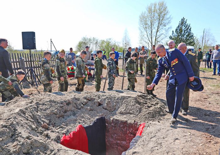 Два медальона из солдатского окопа
