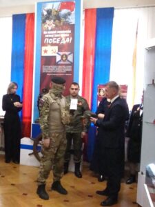 Батя передаёт вещи и письма в музей