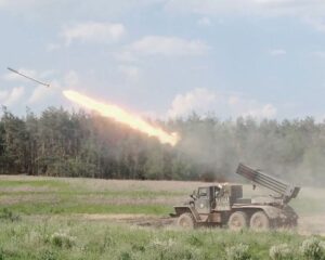 Противник теряет силы, разбиваясь о нашу грамотную оборону.
