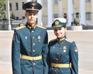 Одной судьбой по выбранной дороге.