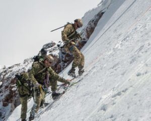 Военнослужащих экзаменуют горы.