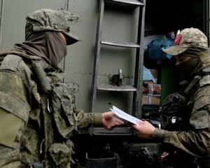 Тёплые весточки из дома – лично в руки.