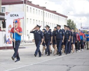 Парят под облаками.