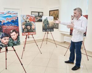 На плакатах – герои Отечества.