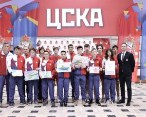 С искренним желанием помочь людям.
