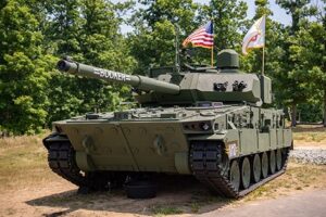 США Принят на вооружение новый танк На прошедшем праздновании 248-летия сухопутных войск США в Форт-Бивер (штат Вирджиния) состоялась официальная церемония присвоения обозначения М10 Booker новому танку, принятому на вооружение американской армии. Несмотря на то что M10, созданный корпорацией General Dynamics, представляет собой гусеничную бронированную машину с 105-мм пушкой, армия США по-прежнему отказывается официально классифицировать её как «лёгкий танк». По словам заместителя министра армии США по закупкам, логистике и технологиям Дуга Буша, «это боевая машина, вот правильная характеристика». Машина М10, как рассчитывают в командовании сухопутных войск, должна иметь более высокий уровень оперативной и тактической подвижности, чем танк. На первом этапе корпорация General Dynamics изготовит малосерийную партию из 26 машин до ноября 2024 года. Первый батальонный комплект машин M10 (42 единицы) будет поставлен к июлю 2025 года. С конца того же года начнётся полномасштабное серийное производство машин. Боевой вес машины – 38 тонн, но после установки комплекса активной защиты он достигнет 42 тонн. Экипаж – четыре человека. Система управления огнём практически полностью унифицирована с танком «Абрамс» модификации М1А2 SEP v.3. Новая боевая машина получила название Booker в честь двух солдат по фамилии Букер, погибших в бою: в Тунисе – в 1943 году, во время вторжения в Ирак – 2003-м. Всего к 2035 году предусматривается закупка 504 серийных машин М10 Booker. Организационно машины будут сведены в отдельные батальоны трёхротного состава (по 42 машины) и будут придаваться поротно пехотным боевым бригадным группам сухопутных войск, включая национальную гвардию. Общая стоимость жизненного цикла программы, включая производство, обучение и техническое обслуживание на протяжении планируемого 30-летнего срока службы машин, оценивается в 17 млрд долларов. Великобритания Уволят за несговорчивость Генерал Патрик Сандерс, назначенный начальником генерального штаба сухопутных войск в июне 2022 года, покинет свой пост уже в следующем году. По информации источников телеканала Sky News, высокопоставленного военачальника вынуждают покинуть должность раньше срока «из-за его несговорчивости». Сандерс регулярно выступал против сокращения численности армии, которое кабинет министров считает необходимым в целях экономии средств. «Те, кто считает, что наше географическое положение позволяет нам минимизировать инвестиции в сухопутные силы, или думает, что мы можем отсидеться за спинами других членов НАТО, попросту ошибаются», – заявил Сандерс, выступая на конференции в Лондоне в минувшем июне. По данным Sky News, новые кандидатуры на освобождающийся пост начнут рассматривать уже в июле, однако Сандерс будет оставаться на должности до начала 2024 года. Утвердить нового кандидата должен министр обороны Бен Уоллес, который считает курс правительства верным в текущих обстоятельствах. В конце января Sky News сообщил, что военное руководство США больше не рассматривает британскую армию как «боевую силу высшего класса» в отличие от сухопутных войск США и Франции и оценивает её потенциал на одном уровне с армиями Германии и Италии. Вашингтон, как утверждается, посылал Лондону сигнал о необходимости увеличения военных расходов, однако, как выясняется, безуспешно. В настоящее время численность британской армии составляет всего 76 тысяч человек, что является самым низким показателем с начала XIX века. Согласно нынешним планам правительства численность сухопутных войск в ближайшие годы ещё более сократится – до 72,5 тысячи человек. Германия Разногласия с Варшавой Журнал Der Spiegel со ссылкой на источники в оборонной промышленности сообщил, что реализация германо-польского проекта по созданию в Польше совместного центра по обслуживанию и ремонту танков Leopard 2, которые переданы Украине, не продвигается вперёд. О планах создания такого центра объявил ещё 21 апреля министр обороны ФРГ Борис Писториус на полях встречи контактной группы по Украине в Рамштайне. Он должен был заработать уже в конце мая, стороны подписали соответствующее заявление о намерениях. Расходы оценивались примерно в 150 млн евро, при этом их планировало взять на себя правительство ФРГ. Германские концерны Rheinmetall и Krauss-Maffei Wegmann должны были создать вместе с польской государственной компанией PGZ центры по ремонту танков в Гливице и Познани. Но германская и польская стороны не смогли договориться о деталях реализации проекта. Источники в промышленных кругах заявили Der Spiegel, что реализацию проекта тормозит именно польская сторона, несмотря на то что первые танки, требующие ремонта, уже доставлены из Украины в Польшу. В частности, PGZ представила проект сметы расходов по обслуживанию танков, который, по немецким оценкам, содержит «заоблачные цены». Например, за так называемый первичный осмотр техники поляки намерены получать более 100 тысяч евро за одну машину, хотя в ФРГ он стоит всего около 12 тысяч евро. Кроме того, PGZ не хочет брать на себя никаких гарантий на ремонт. Германская сторона считает, что действия Польши политически мотивированы и связаны с организованной Варшавой информационной и дипломатической кампанией против Берлина. Правящая в Польше партия «Право и справедливость» накануне осенних парламентских выборов пытается увеличить свою популярность в стране за счёт требований к немецкой стороне о репарациях за ущерб, причинённый в годы Второй мировой войны, хотя с международно-правовой стороны этот вопрос давно закрыт. В Берлине, кроме того, напоминают, что Польше по решению государств-победителей (СССР, США и Великобритания) передана часть восточных территорий бывшей нацистской Германии, откуда было выселено немецкое население. Израиль Усиливают ударный потенциал ВВС Власти Израиля приняли решение приобрести у США ещё 25 многоцелевых истребителей F-35 примерно за 3 млрд долларов. Министр обороны Йоав Галант одобрил соответствующее предложение начальника генерального штаба генерал-лейтенанта Герци Халеви. Ожидается, что контракт на поставку F-35 подпишут в ближайшие месяцы. Газета The Jerusalem Post сообщила, что после завершения поставок новой партии самолётов F-35 ВВС Израиля будут располагать 75 машинами пятого поколения. По сообщениям информагентств.