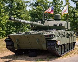США Принят на вооружение новый танк На прошедшем праздновании 248-летия сухопутных войск США в Форт-Бивер (штат Вирджиния) состоялась официальная церемония присвоения обозначения М10 Booker новому танку, принятому на вооружение американской армии. Несмотря на то что M10, созданный корпорацией General Dynamics, представляет собой гусеничную бронированную машину с 105-мм пушкой, армия США по-прежнему отказывается официально классифицировать её как «лёгкий танк». По словам заместителя министра армии США по закупкам, логистике и технологиям Дуга Буша, «это боевая машина, вот правильная характеристика». Машина М10, как рассчитывают в командовании сухопутных войск, должна иметь более высокий уровень оперативной и тактической подвижности, чем танк. На первом этапе корпорация General Dynamics изготовит малосерийную партию из 26 машин до ноября 2024 года. Первый батальонный комплект машин M10 (42 единицы) будет поставлен к июлю 2025 года. С конца того же года начнётся полномасштабное серийное производство машин. Боевой вес машины – 38 тонн, но после установки комплекса активной защиты он достигнет 42 тонн. Экипаж – четыре человека. Система управления огнём практически полностью унифицирована с танком «Абрамс» модификации М1А2 SEP v.3. Новая боевая машина получила название Booker в честь двух солдат по фамилии Букер, погибших в бою: в Тунисе – в 1943 году, во время вторжения в Ирак – 2003-м. Всего к 2035 году предусматривается закупка 504 серийных машин М10 Booker. Организационно машины будут сведены в отдельные батальоны трёхротного состава (по 42 машины) и будут придаваться поротно пехотным боевым бригадным группам сухопутных войск, включая национальную гвардию. Общая стоимость жизненного цикла программы, включая производство, обучение и техническое обслуживание на протяжении планируемого 30-летнего срока службы машин, оценивается в 17 млрд долларов. Великобритания Уволят за несговорчивость Генерал Патрик Сандерс, назначенный начальником генерального штаба сухопутных войск в июне 2022 года, покинет свой пост уже в следующем году. По информации источников телеканала Sky News, высокопоставленного военачальника вынуждают покинуть должность раньше срока «из-за его несговорчивости». Сандерс регулярно выступал против сокращения численности армии, которое кабинет министров считает необходимым в целях экономии средств. «Те, кто считает, что наше географическое положение позволяет нам минимизировать инвестиции в сухопутные силы, или думает, что мы можем отсидеться за спинами других членов НАТО, попросту ошибаются», – заявил Сандерс, выступая на конференции в Лондоне в минувшем июне. По данным Sky News, новые кандидатуры на освобождающийся пост начнут рассматривать уже в июле, однако Сандерс будет оставаться на должности до начала 2024 года. Утвердить нового кандидата должен министр обороны Бен Уоллес, который считает курс правительства верным в текущих обстоятельствах. В конце января Sky News сообщил, что военное руководство США больше не рассматривает британскую армию как «боевую силу высшего класса» в отличие от сухопутных войск США и Франции и оценивает её потенциал на одном уровне с армиями Германии и Италии. Вашингтон, как утверждается, посылал Лондону сигнал о необходимости увеличения военных расходов, однако, как выясняется, безуспешно. В настоящее время численность британской армии составляет всего 76 тысяч человек, что является самым низким показателем с начала XIX века. Согласно нынешним планам правительства численность сухопутных войск в ближайшие годы ещё более сократится – до 72,5 тысячи человек. Германия Разногласия с Варшавой Журнал Der Spiegel со ссылкой на источники в оборонной промышленности сообщил, что реализация германо-польского проекта по созданию в Польше совместного центра по обслуживанию и ремонту танков Leopard 2, которые переданы Украине, не продвигается вперёд. О планах создания такого центра объявил ещё 21 апреля министр обороны ФРГ Борис Писториус на полях встречи контактной группы по Украине в Рамштайне. Он должен был заработать уже в конце мая, стороны подписали соответствующее заявление о намерениях. Расходы оценивались примерно в 150 млн евро, при этом их планировало взять на себя правительство ФРГ. Германские концерны Rheinmetall и Krauss-Maffei Wegmann должны были создать вместе с польской государственной компанией PGZ центры по ремонту танков в Гливице и Познани. Но германская и польская стороны не смогли договориться о деталях реализации проекта. Источники в промышленных кругах заявили Der Spiegel, что реализацию проекта тормозит именно польская сторона, несмотря на то что первые танки, требующие ремонта, уже доставлены из Украины в Польшу. В частности, PGZ представила проект сметы расходов по обслуживанию танков, который, по немецким оценкам, содержит «заоблачные цены». Например, за так называемый первичный осмотр техники поляки намерены получать более 100 тысяч евро за одну машину, хотя в ФРГ он стоит всего около 12 тысяч евро. Кроме того, PGZ не хочет брать на себя никаких гарантий на ремонт. Германская сторона считает, что действия Польши политически мотивированы и связаны с организованной Варшавой информационной и дипломатической кампанией против Берлина. Правящая в Польше партия «Право и справедливость» накануне осенних парламентских выборов пытается увеличить свою популярность в стране за счёт требований к немецкой стороне о репарациях за ущерб, причинённый в годы Второй мировой войны, хотя с международно-правовой стороны этот вопрос давно закрыт. В Берлине, кроме того, напоминают, что Польше по решению государств-победителей (СССР, США и Великобритания) передана часть восточных территорий бывшей нацистской Германии, откуда было выселено немецкое население. Израиль Усиливают ударный потенциал ВВС Власти Израиля приняли решение приобрести у США ещё 25 многоцелевых истребителей F-35 примерно за 3 млрд долларов. Министр обороны Йоав Галант одобрил соответствующее предложение начальника генерального штаба генерал-лейтенанта Герци Халеви. Ожидается, что контракт на поставку F-35 подпишут в ближайшие месяцы. Газета The Jerusalem Post сообщила, что после завершения поставок новой партии самолётов F-35 ВВС Израиля будут располагать 75 машинами пятого поколения. По сообщениям информагентств.