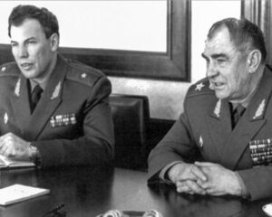 В.Л. МАНИЛОВ, ещё генерал-майор, с министром обороны маршалом Д.Т. ЯЗОВЫМ.