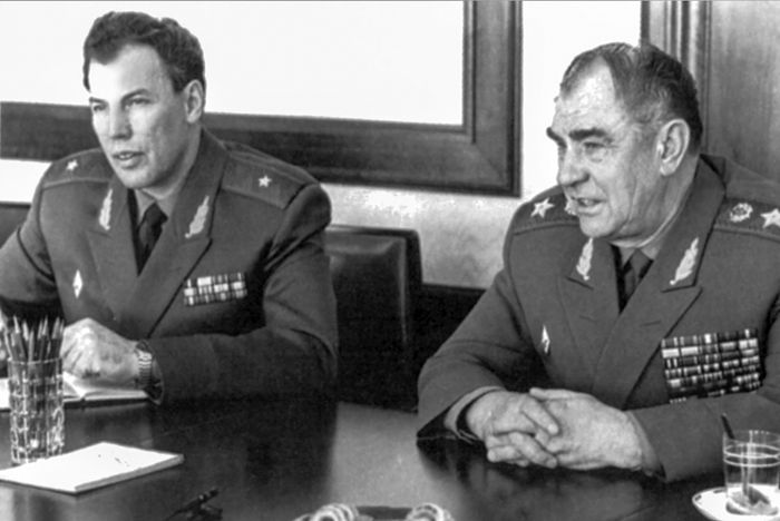 В.Л. МАНИЛОВ, ещё генерал-майор, с министром обороны маршалом Д.Т. ЯЗОВЫМ.