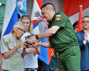 Держа в руках фронтовую награду отца…