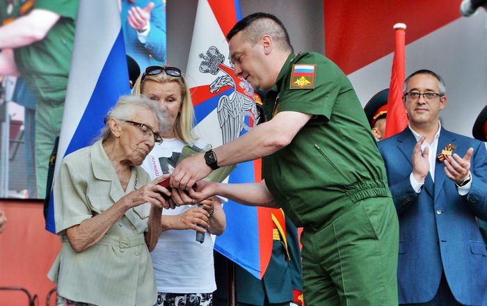 Держа в руках фронтовую награду отца…