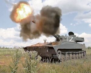 Защитников страны мы славим и берём в пример