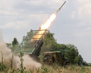 Нам Родину свято хранить герои веков завещали