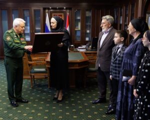 Мужественные воины уверенно стоят на защите правды и справедливости