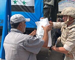 Российские военнослужащие доставили продовольствие в провинцию Ракка.