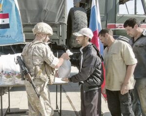 Российские военнослужащие передали продовольствие жителям Латакии и Ракки