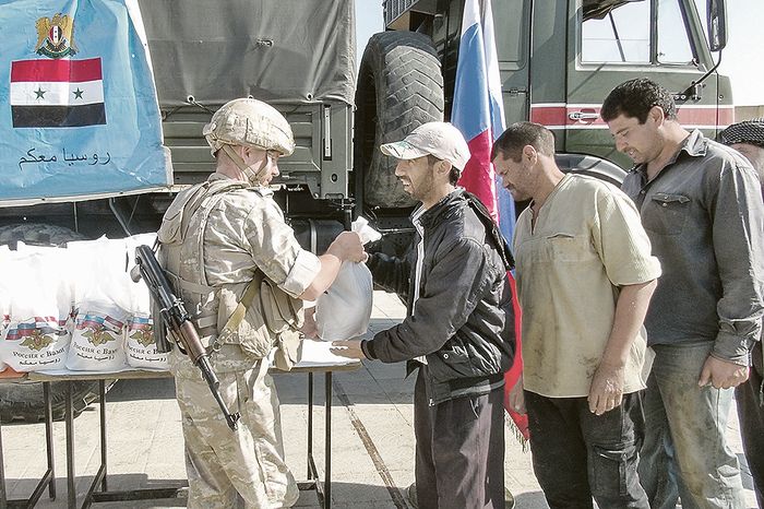 Российские военнослужащие передали продовольствие жителям Латакии и Ракки