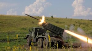 Воздаём нацистам разящими ударами
