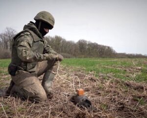 По неприятелю огнём и с неба, и с земли