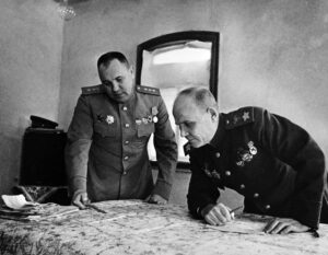 Командующий 2-м Украинским фронтом Маршал Советского Союза И.С. Конев и начальник штаба фронта генерал-полковник М.В. Захаров у карты боевых действий.