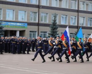 Клянусь достойно исполнять воинский долг.