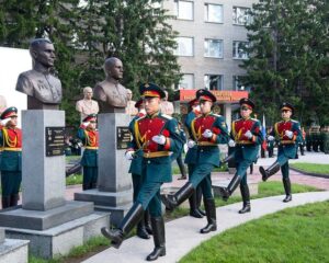 Герои увековечены в бронзовых бюстах.