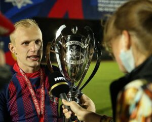 Всегда находиться «на мяче».
