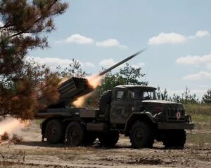 В борьбе с врагом действуем слаженно