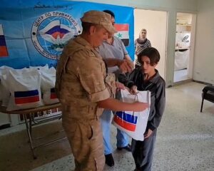 Российские военнослужащие оказали помощь жителям провинций Алеппо и Дамаск.