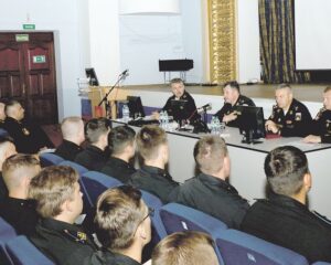 Командующий БФ вице-адмирал В. Воробьёв общается с выпускниками вузов 2023 года.