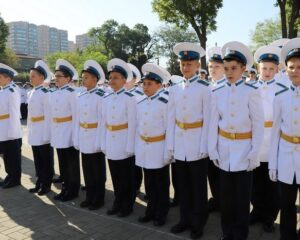 С честью и достоинством