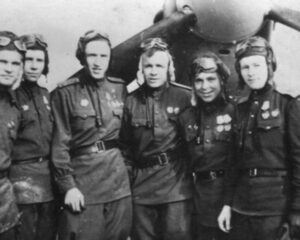 Лётчики 866-го иап (слева направо): лейтенант А.А. Рабинов, младший лейтенант П.П. Ващенко, капитан А.И. Колдунов, старшие лейтенанты М.И. Шишов и С.Г. Шамонов, лейтенант А.Е. Богданов. Август 1944 года.