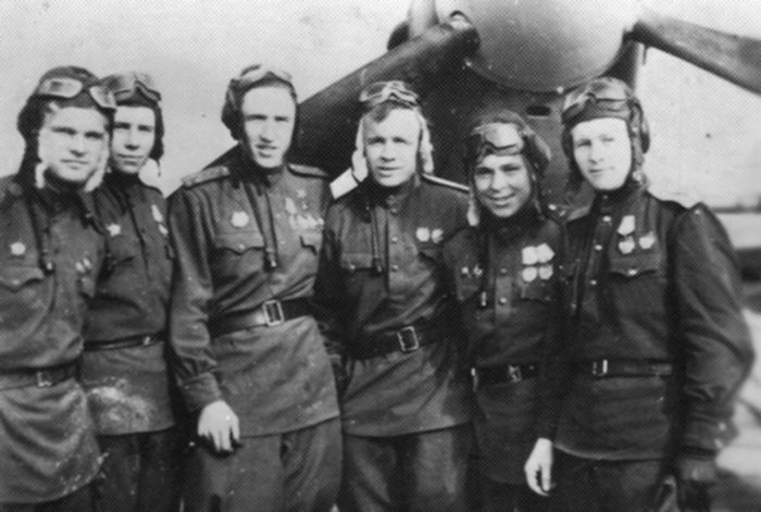Лётчики 866-го иап (слева направо): лейтенант А.А. Рабинов, младший лейтенант П.П. Ващенко, капитан А.И. Колдунов, старшие лейтенанты М.И. Шишов и С.Г. Шамонов, лейтенант А.Е. Богданов. Август 1944 года.
