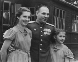 А.К. РЕПИН с дочерьми Галиной и Татьяной. 1944 год.