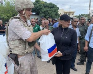 Российские военнослужащие доставили продовольствие в провинции Алеппо и Деръа