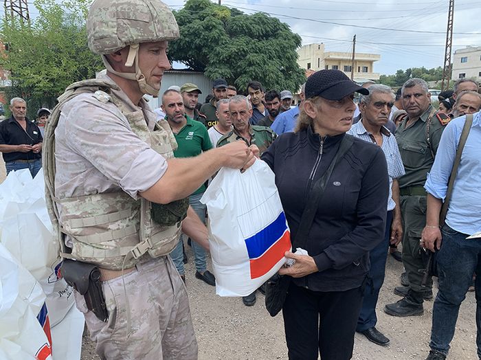 Российские военнослужащие доставили продовольствие в провинции Алеппо и Деръа