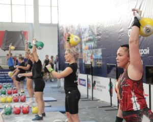 Со стёртыми ладонями взбираясь на вершину