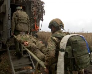 Спасают жизнь под огнём вражеской артиллерии