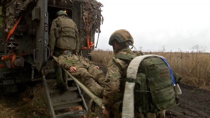 Спасают жизнь под огнём вражеской артиллерии