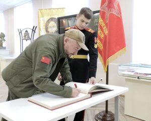 В атмосфере единения.