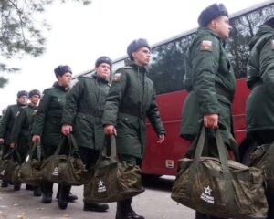 По плану, точно в срок, призывников ждут армия и флот