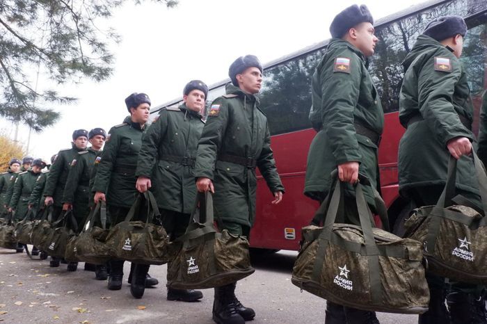 По плану, точно в срок, призывников ждут армия и флот