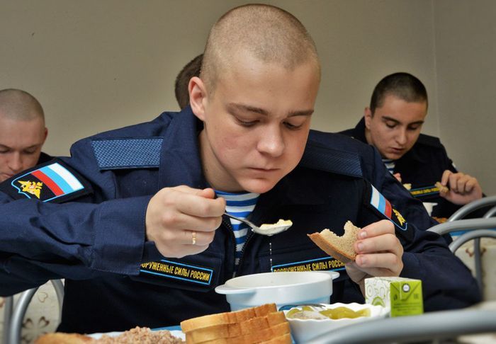 По плану, точно в срок, призывников ждут армия и флот
