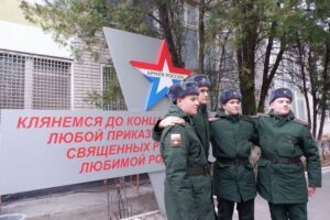 По плану, точно в срок, призывников ждут армия и флот