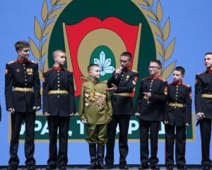 Равнение на находчивость и улыбку.