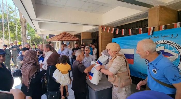 Российские военнослужащие доставили продовольствие в провинцию Дамаск